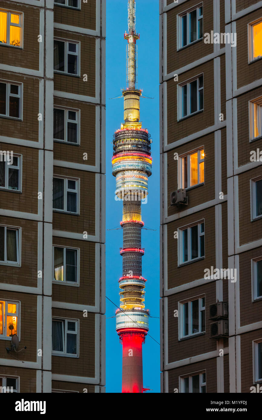 Der Turm der Turm von ostankino zwischen Wohngebäuden Stockfoto