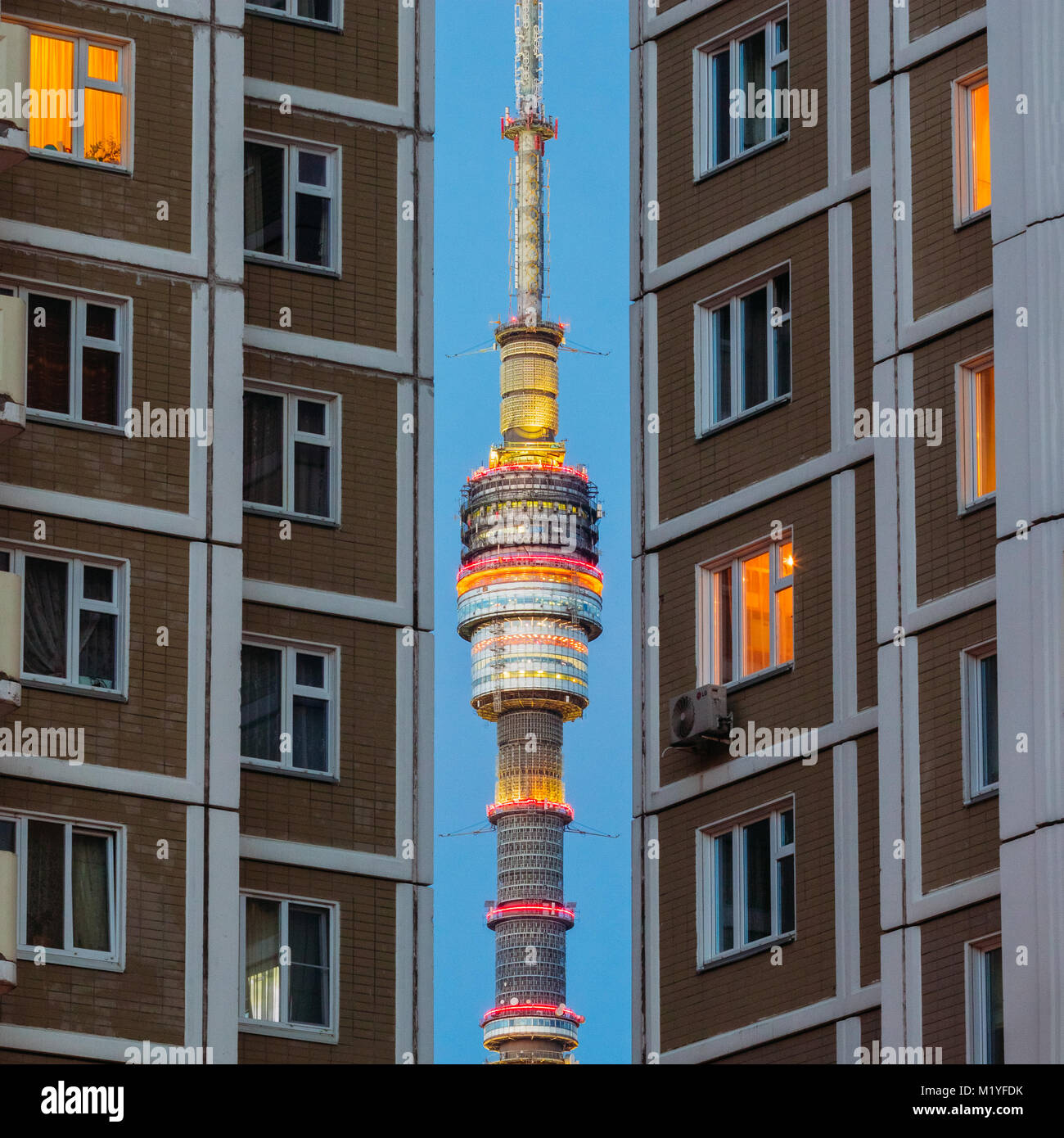 Fernsehturm Ostankino innerhalb der Mauern der Häuser am Abend Stockfoto