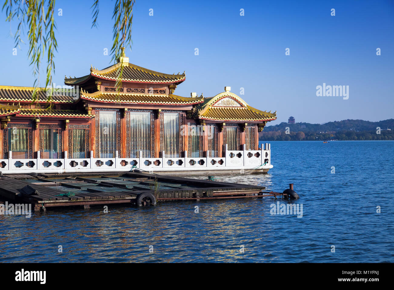 Chinesische schwimmende Restaurant auf dem West See Küste. Berühmten Park in Hangzhou, China Stockfoto