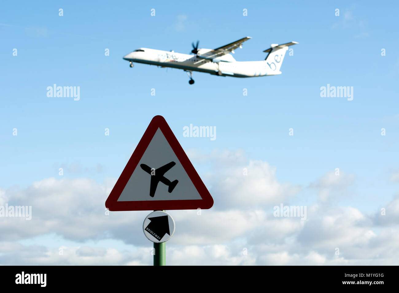 Tief fliegenden Flugzeuge Warnschild in der Nähe von Birmingham Airport, UK Stockfoto