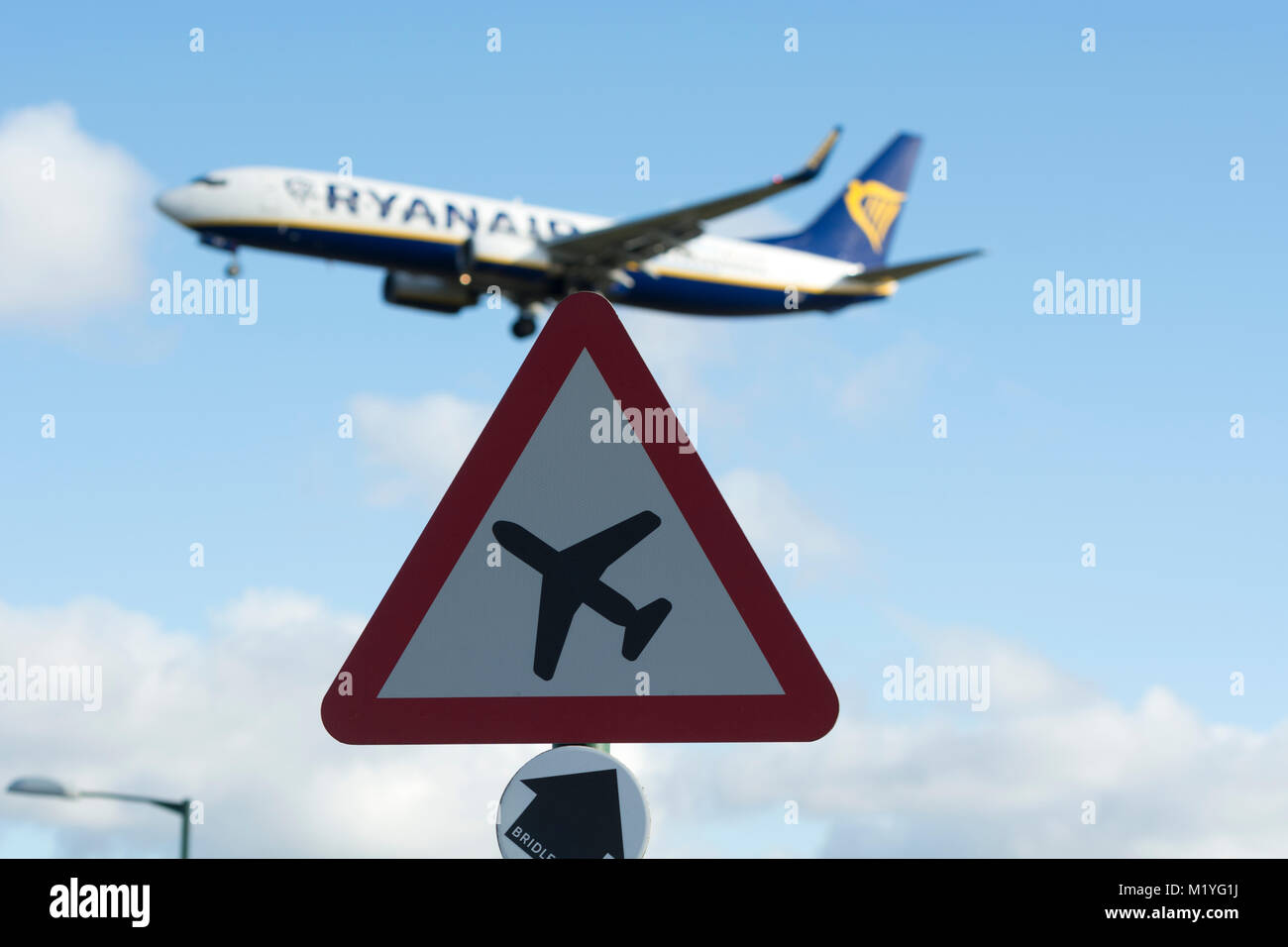 Tief fliegenden Flugzeuge Warnschild in der Nähe von Birmingham Airport, UK Stockfoto