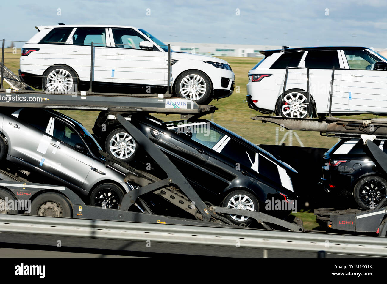 Neue Land Rover Autos durchgeführt, auf ein Auto transporter Lkw, Birmingham, Großbritannien Stockfoto