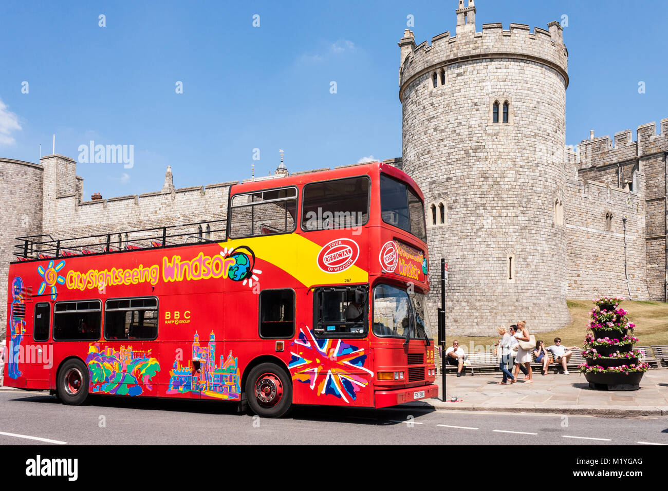 City Sightseeing offenen Doppeldecker sightseeing tour bus außerhalb Schloss Windsor, Windsor, Berkshire, England, GB, UK Stockfoto
