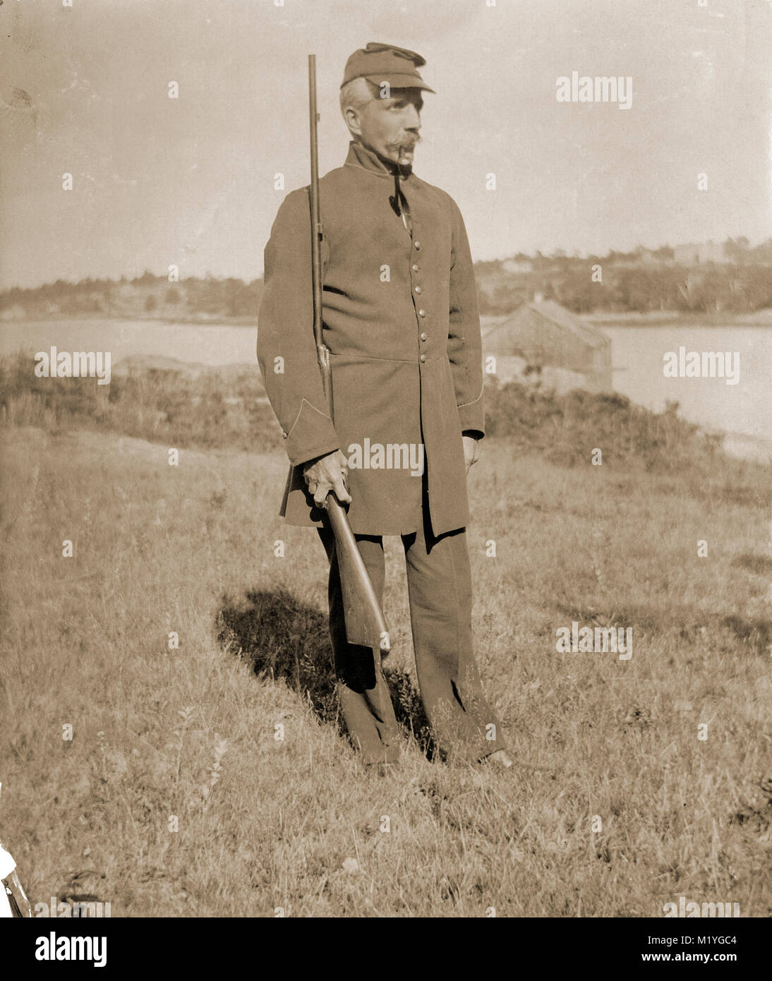 Antike ca. 1905 Foto, älteren Herrn mit Gewehr in Uniform. Die Lage ist in oder in der Nähe von riggsville (jetzt Robinhood), Maine in der Sagadahoc County, USA. Stockfoto