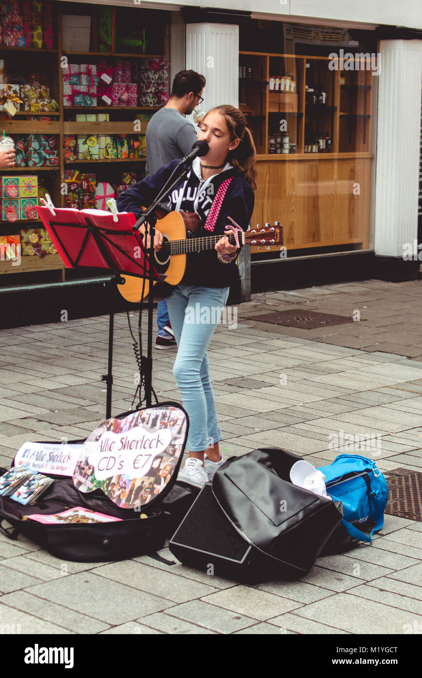 August 4th, 2017, Cork, Irland - Künstler Allie Sherlock singen auf Oliver Plunkett street Stockfoto