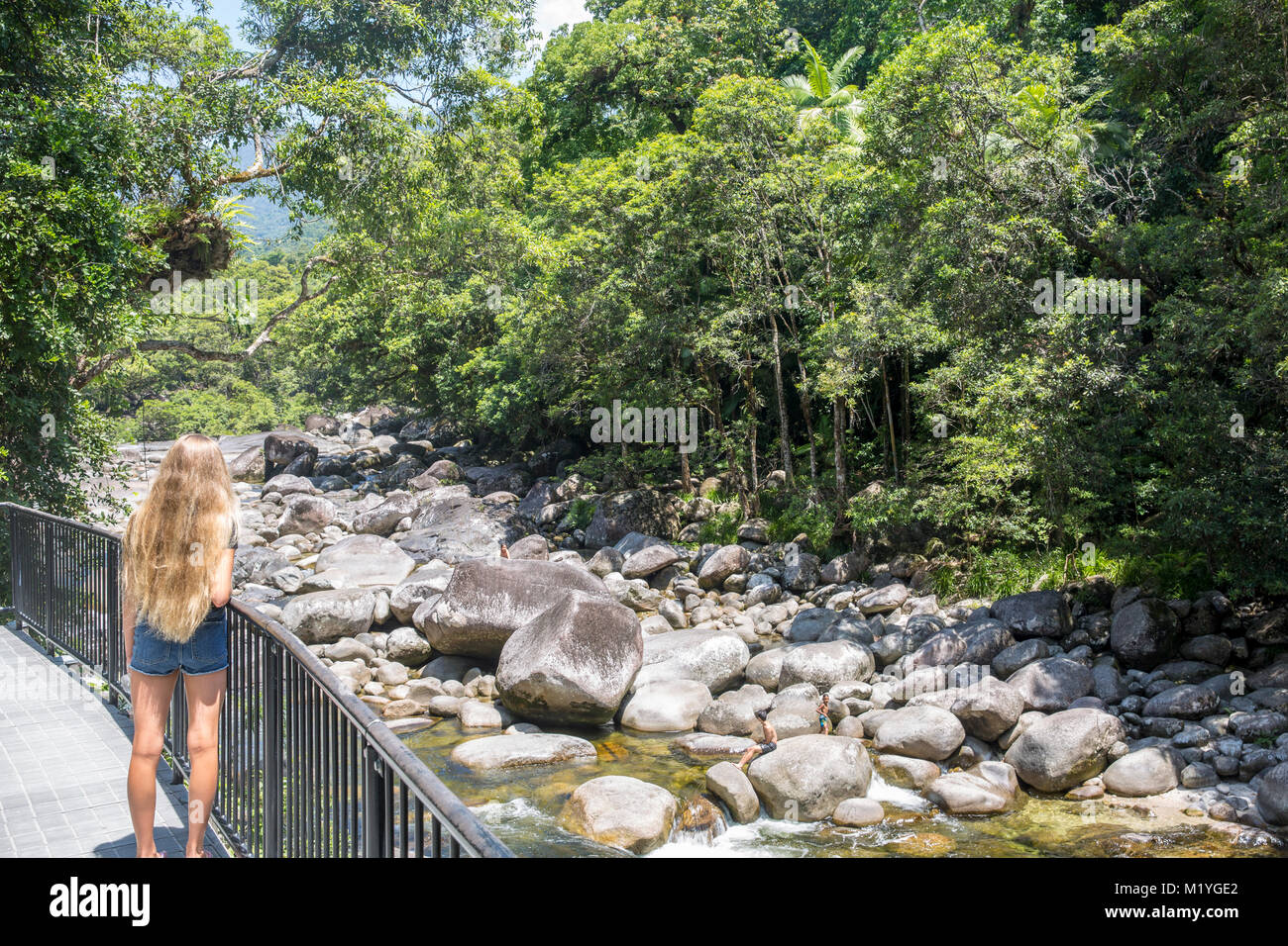 Junge blonde Mädchen am Mossman Gorge in Far North Queensland, Australien Stockfoto