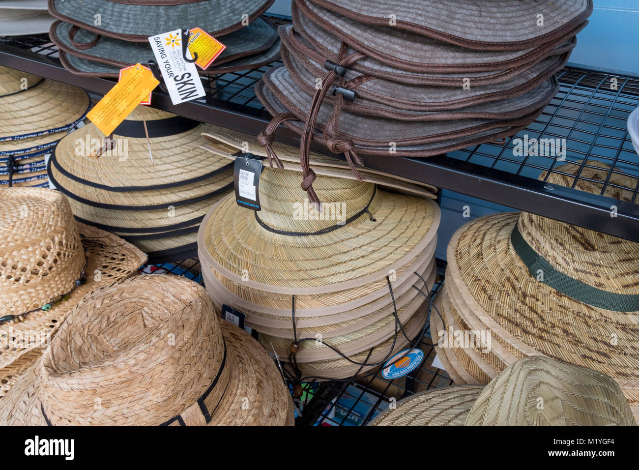 Australische mens Hüte auf Verkauf in einem Shop in Port Douglas, Australien Stockfoto