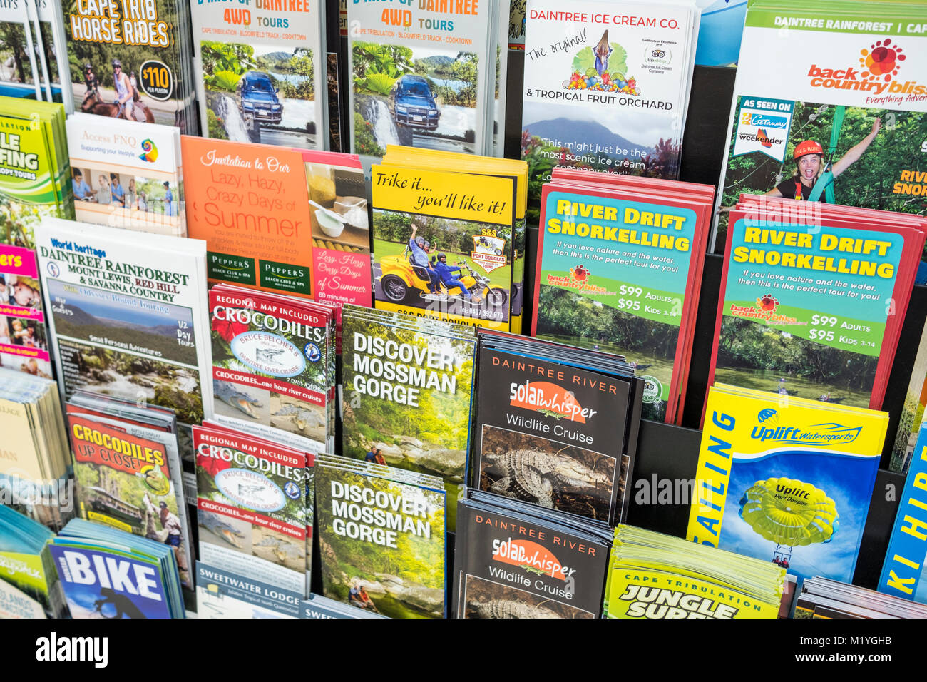 Tourismus Broschüren und Flyer Förderung Urlaub rund um Port Douglas und Mossman Gorge, Far North Queensland, Australien Stockfoto