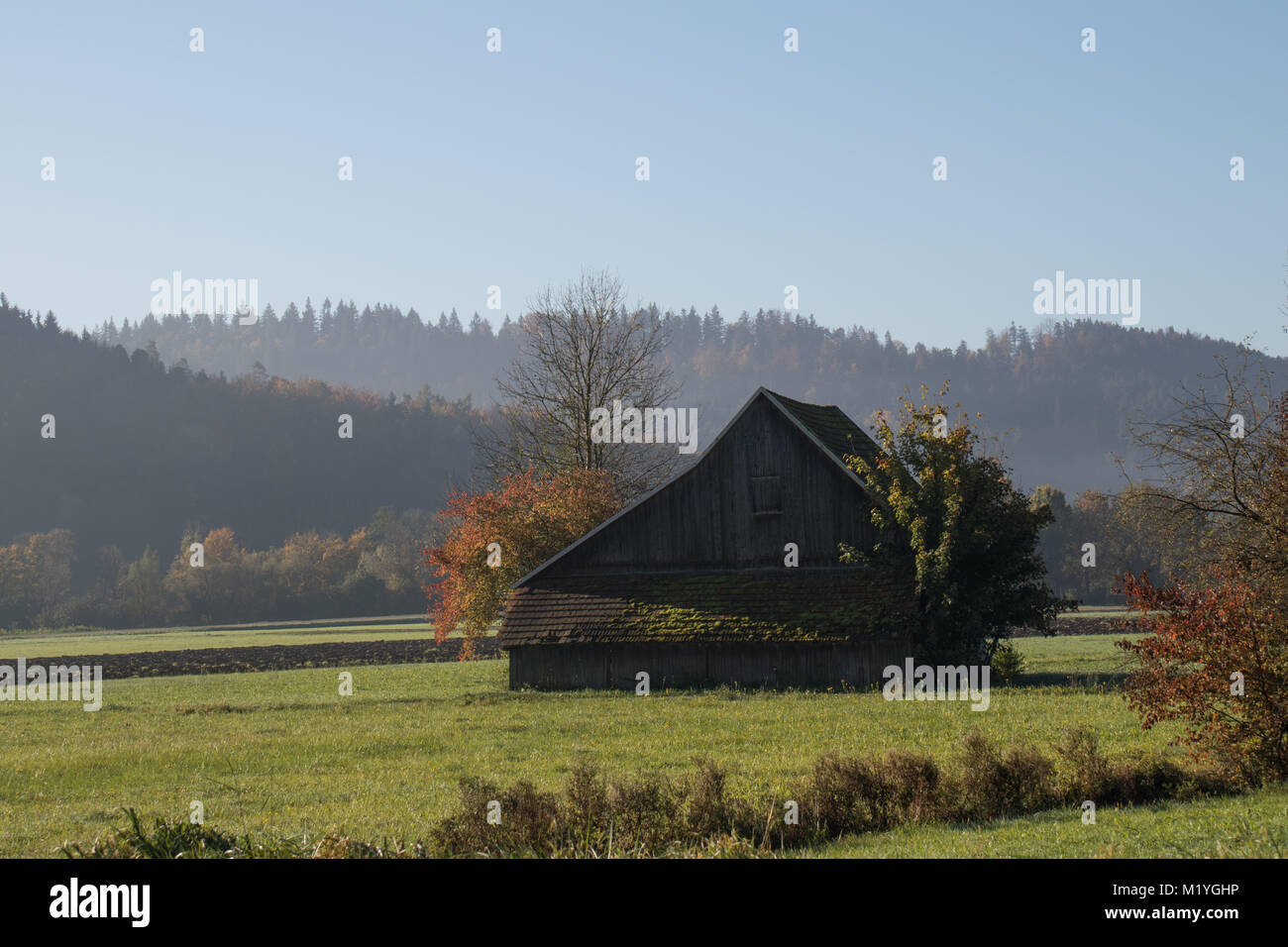 Alte hölzerne Scheune in Deutschland bei Sonnenaufgang Stockfoto