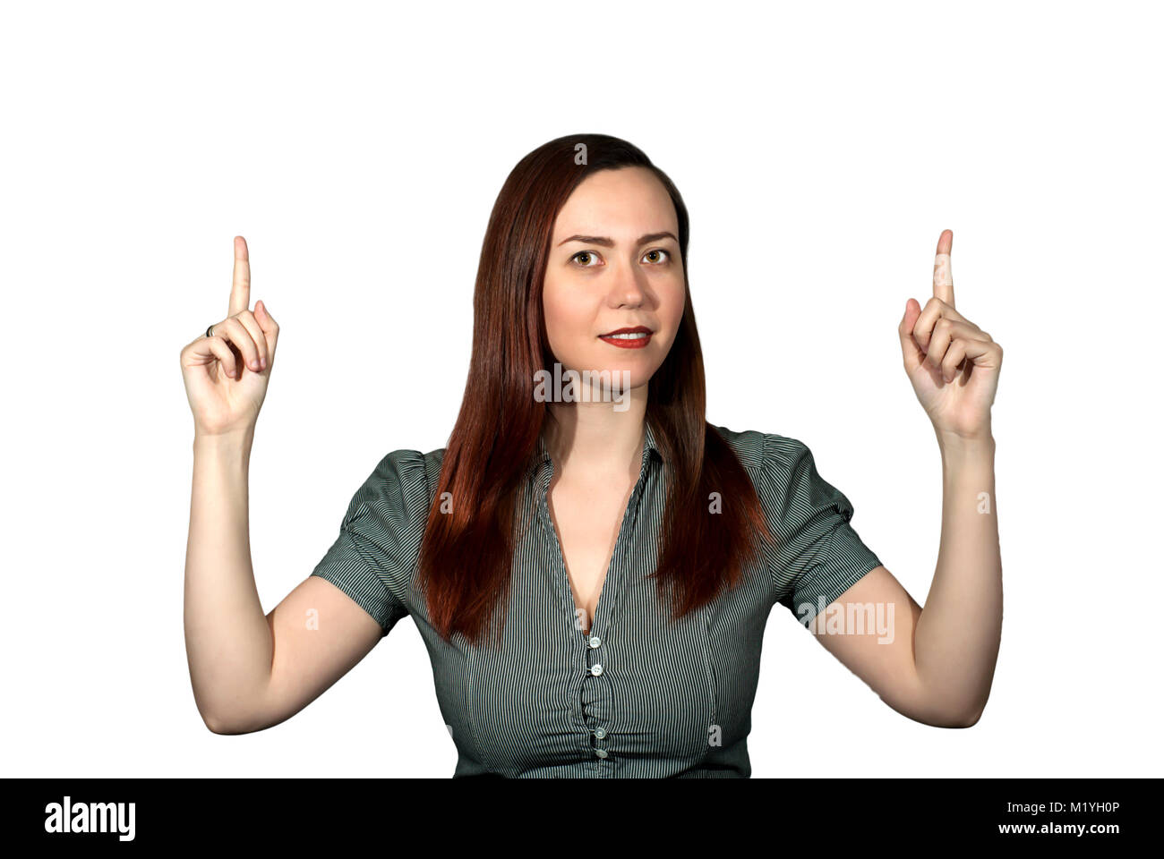Frau auf einem weißen Hintergrund zeigt mit dem Index Finger beider Hände auf zwei fehlende Objekte Stockfoto