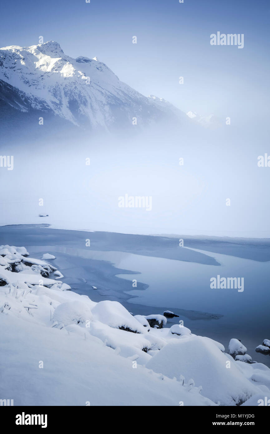 Nebel über Chilkoot Lake im Winter mit Eis und Schnee schmelzen. Stockfoto