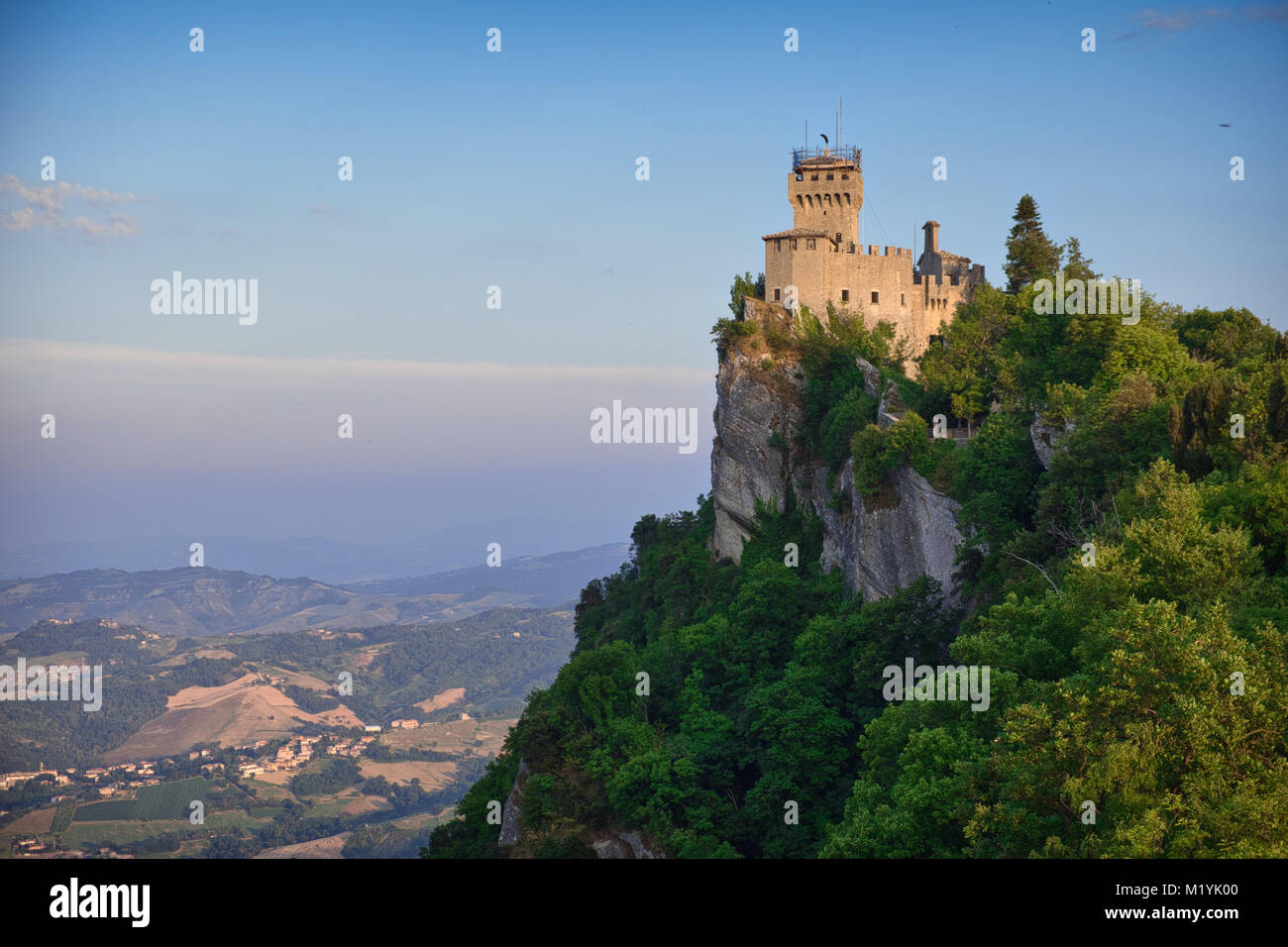 Foto der Panoramablick auf die Burg von San Marino Stockfoto