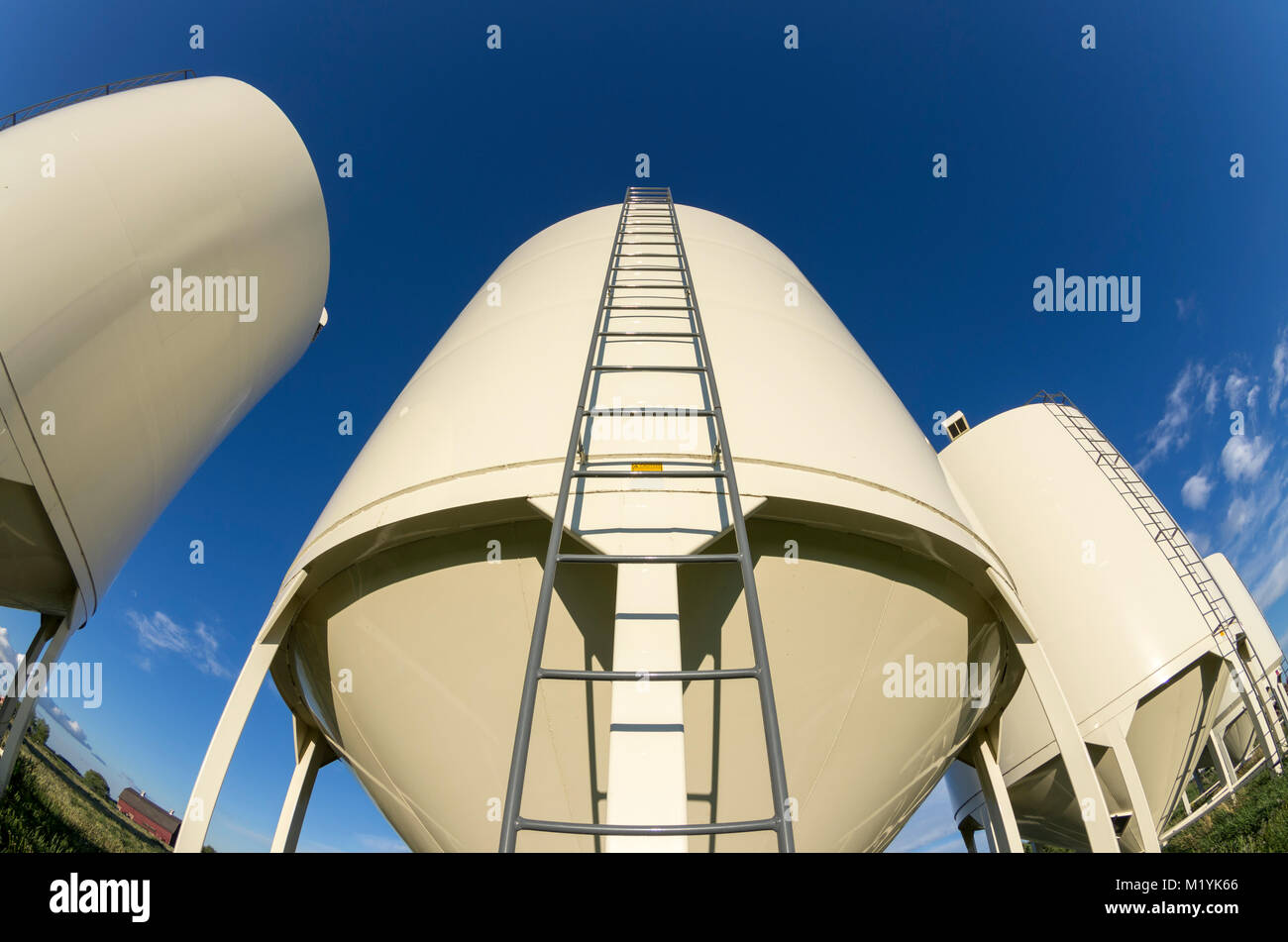 Alberta, Kanada. Zu Getreidesilos im Frühling in fisheye Perspektive. Stockfoto