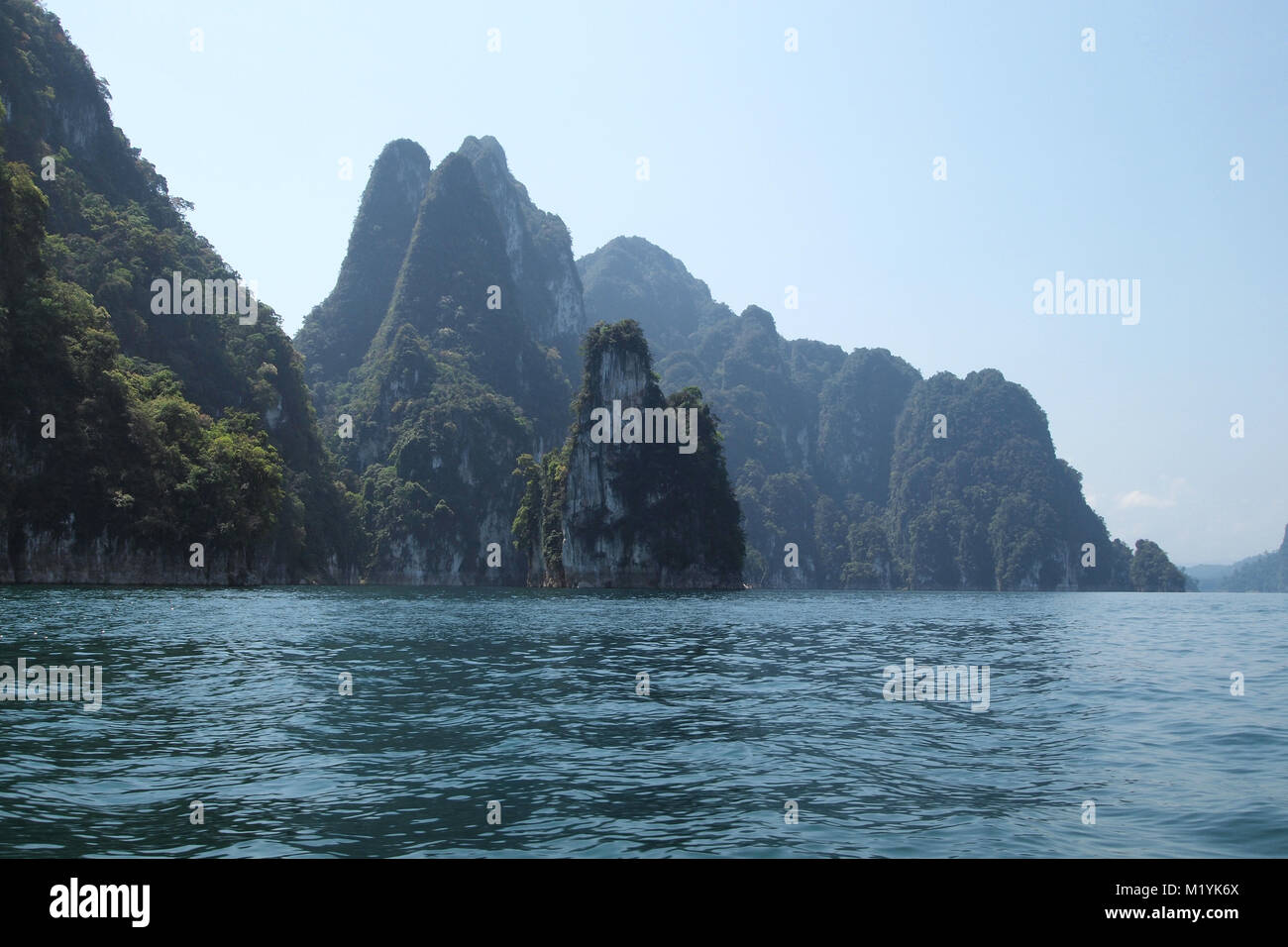 Cheow Lan Lake limestone rocks (karstformationen) Stockfoto