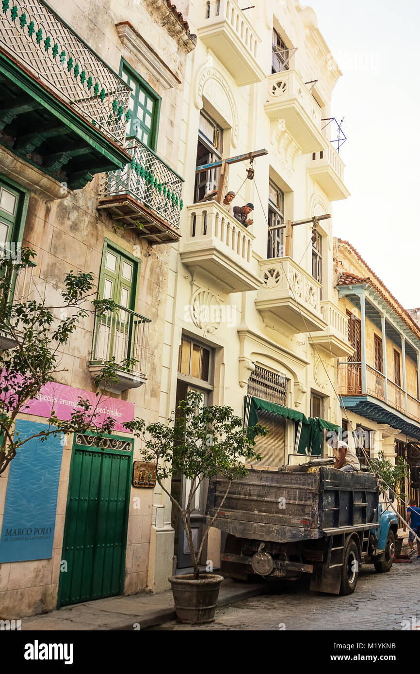 Havanna, Kuba - Dezember 4, 2017: Muratories durchführen, Bau der Häuser aus der Kolonialzeit von Havanna wiederherstellen Stockfoto