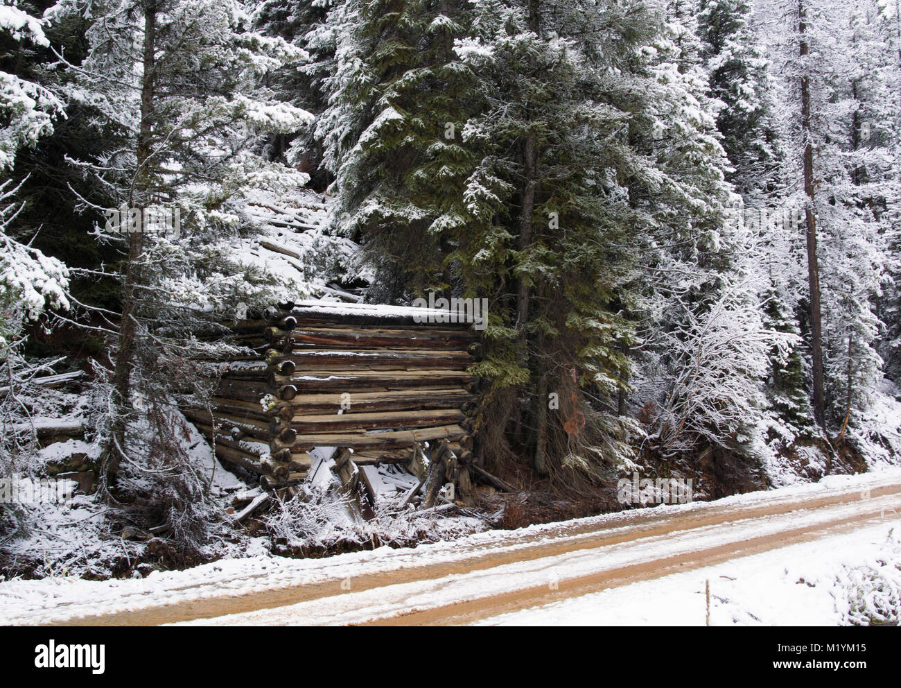 Ein altes Gold erz Hopper, entlang der Straße, bei der ersten Chance Gulch, in der Nähe von Granat, nordwestlich von Drummond, Montana in Granit County. Stockfoto