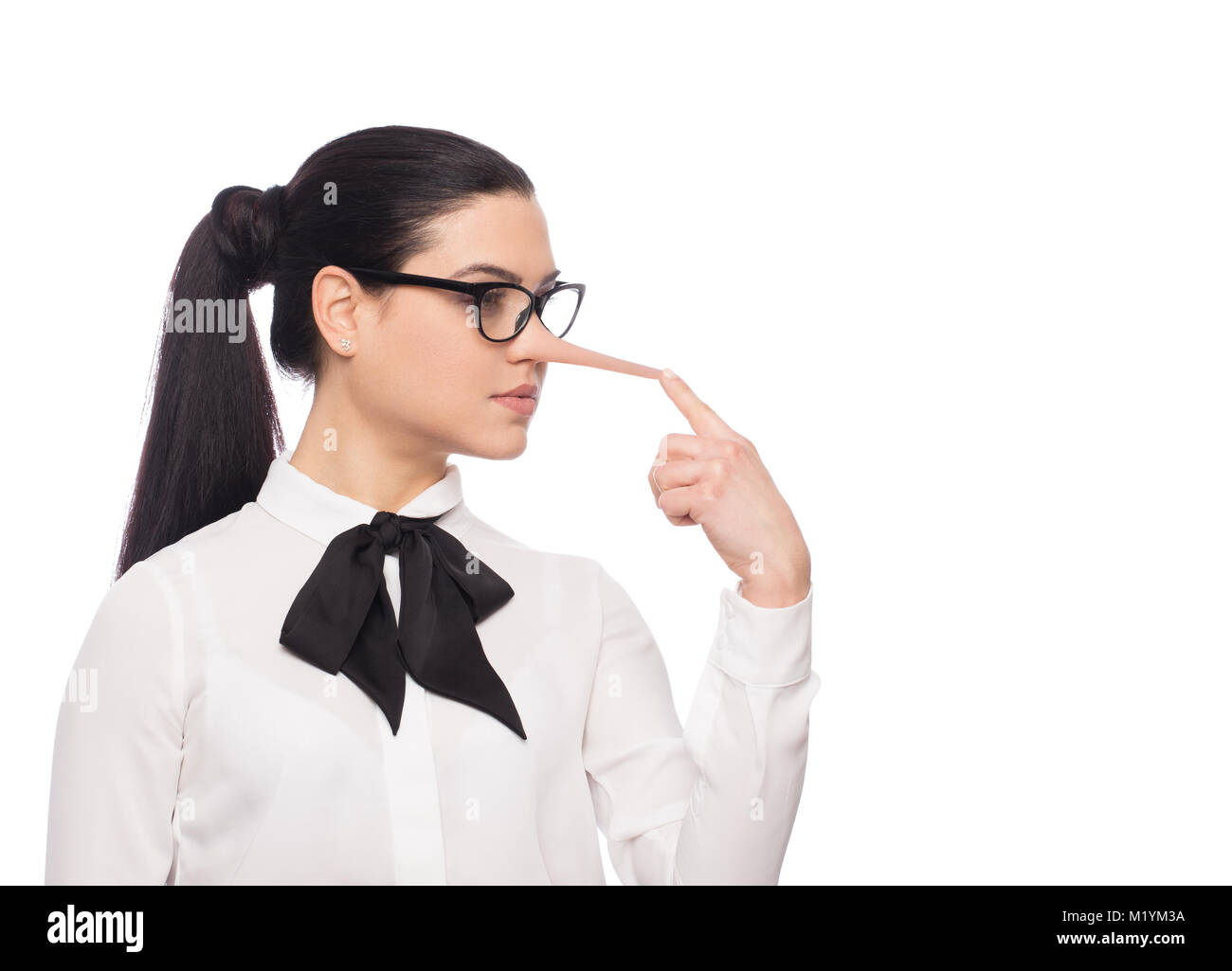 Lügner kaukasischen brünette Frau in Brillen vergrößerte Nase berühren mit dem Finger, isoliert auf weißem Stockfoto
