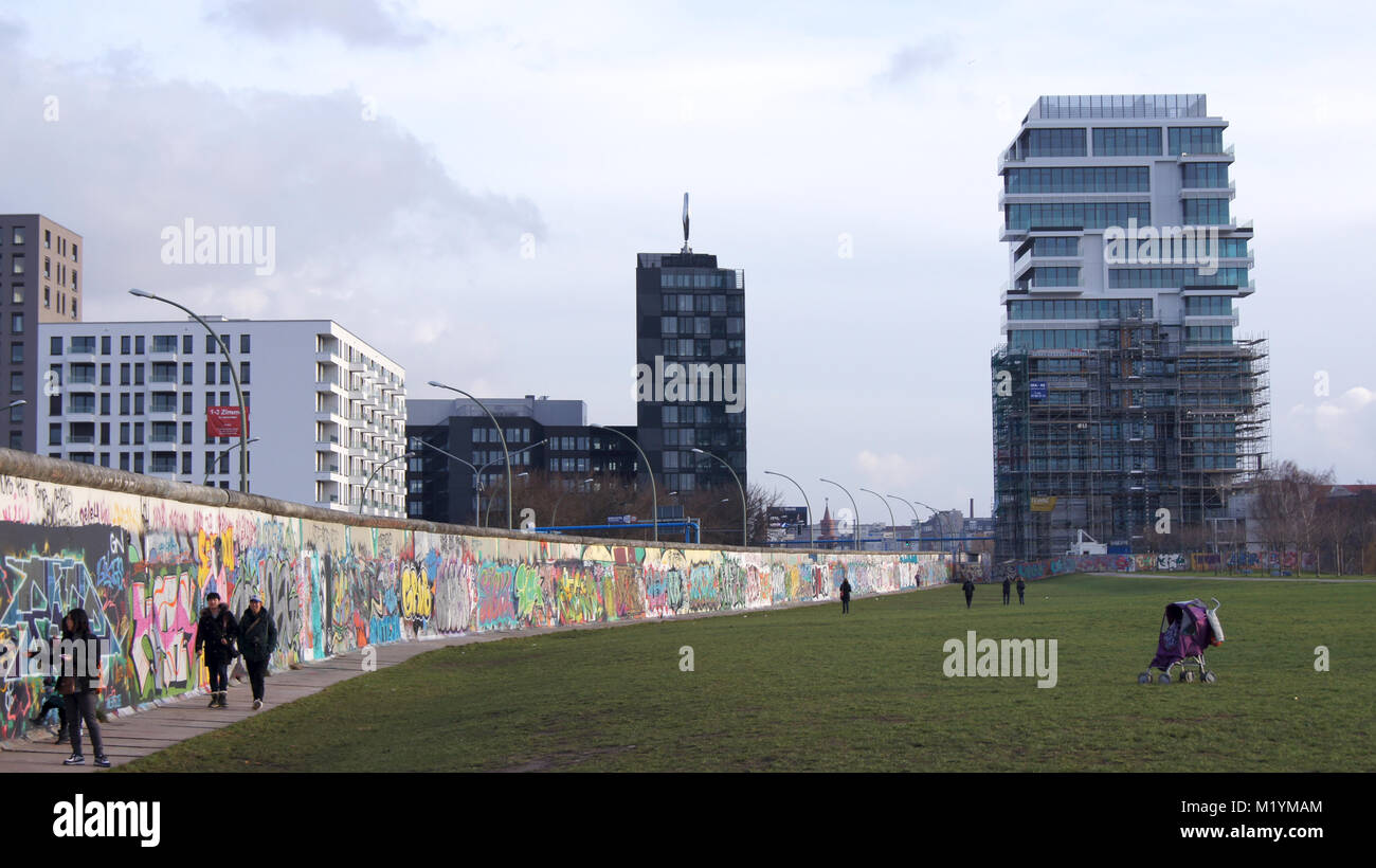 BERLIN, DEUTSCHLAND - Jan 17th, 2015: Berliner Mauer war eine Barriere errichtet, der am 13. August 1961. Menschen zu Fuß entlang der East Side Gallery ist ein internationales Denkmal für die Freiheit Stockfoto