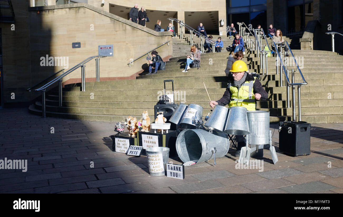 Glasgow Busker. Mann mit Schlagzeug Stockfoto