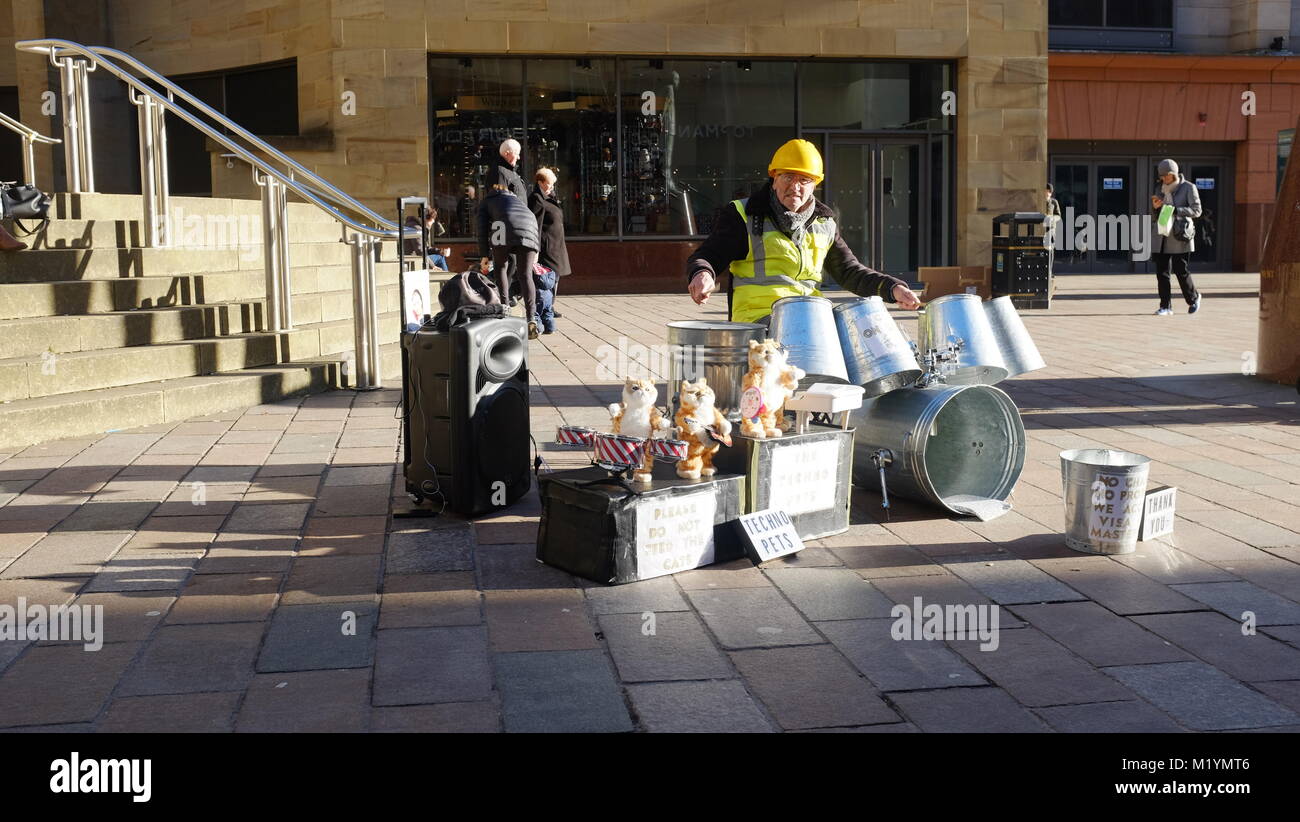 Glasgow Busker. Mann mit Schlagzeug Stockfoto