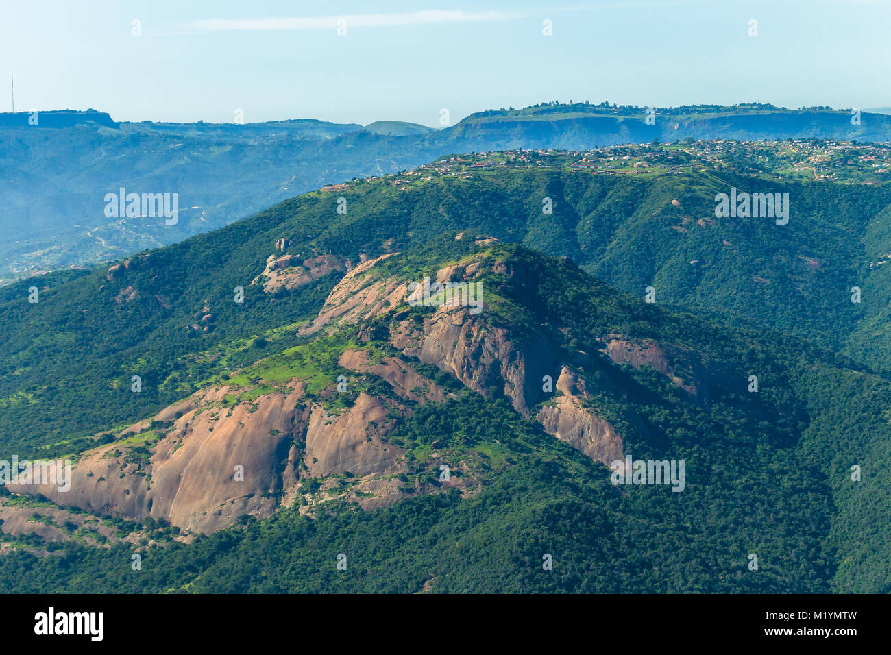 Flying Birds Eye View ländlichen Südafrika Inanda Inchanga Täler, Berge Landschaft mit Tribal Wohnungen über der Landschaft sommer grün Foto. Stockfoto