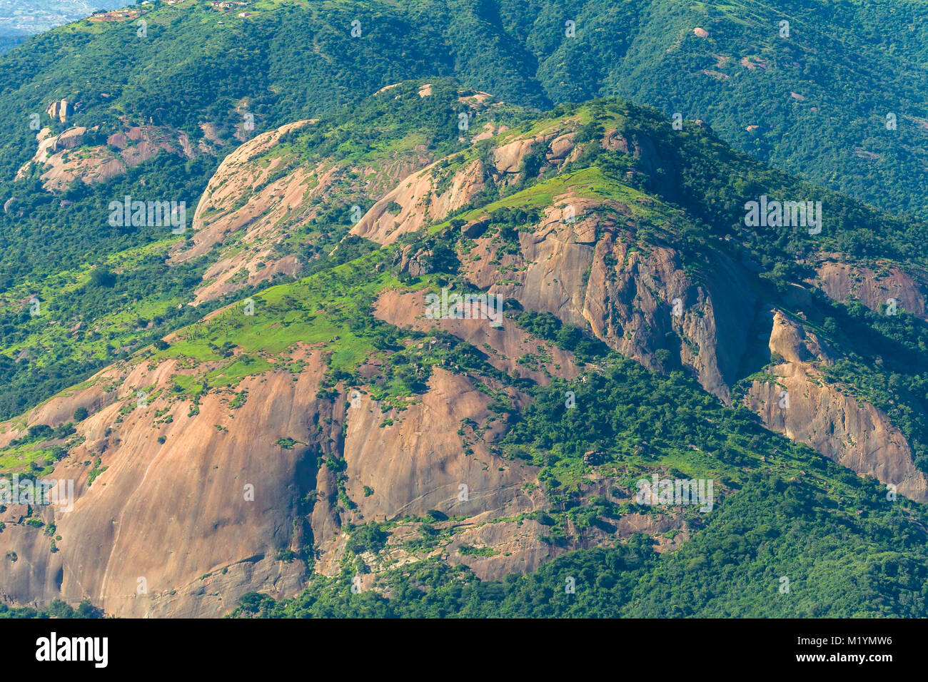 Flying Birds Eye View ländlichen Südafrika Inanda Inchanga Täler, Berge Landschaft mit Tribal Wohnungen über der Landschaft sommer grün Foto. Stockfoto