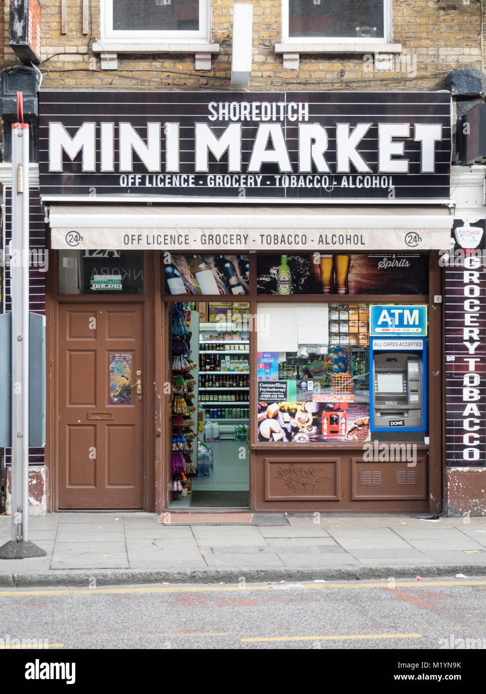 London, Großbritannien - 2 September 2017: Eine lokale Nachbarschaft Convenience Store im Londoner Eastend in Hackney Road (Bethnal Green - Shoreditch) Stockfoto