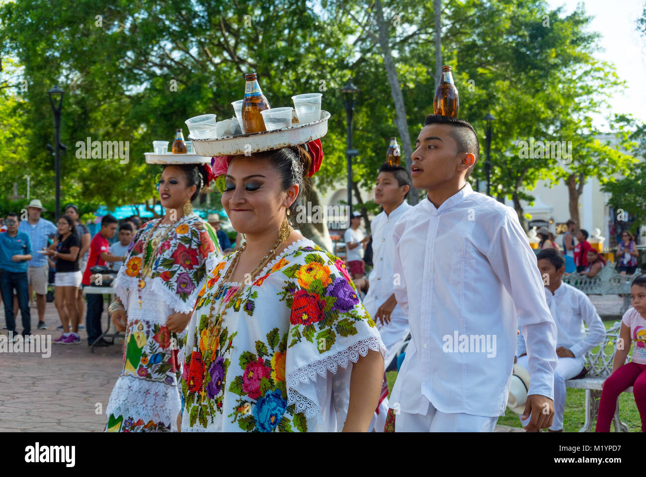 Valladolid, Yucatan, Mexiko, mexikanische Tänzer im Parque Principal Francisco Cantón Rosado, einem Hauptpark von Valladolid Stockfoto