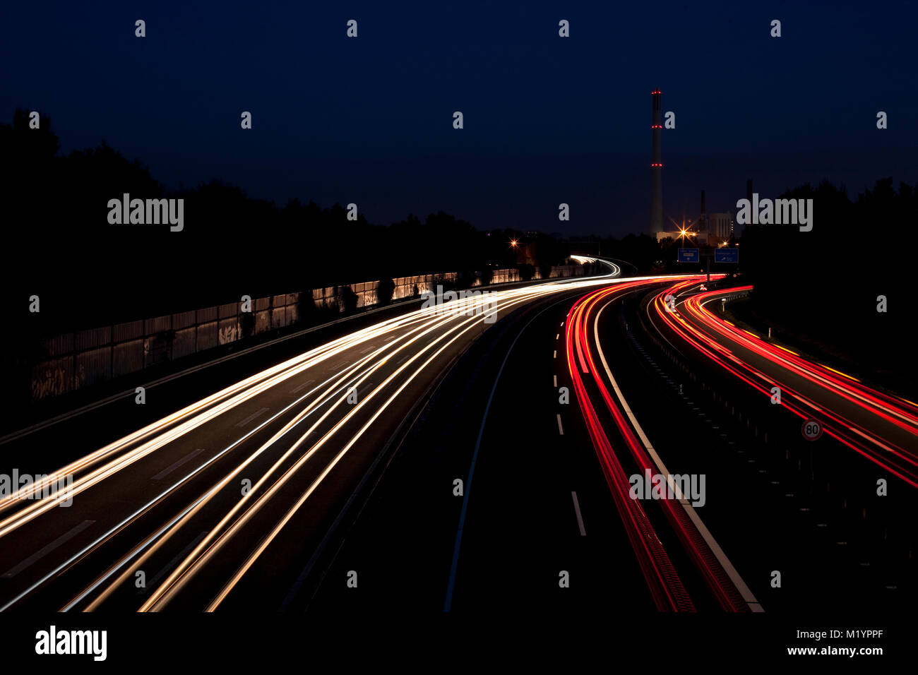 Deutsche Autobahn mit leichten Wanderwegen bei Nacht Stockfoto
