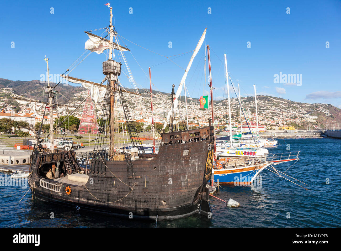 Madeira Portugal Madeira günstig Replik Piratenschiff für Ausflüge auf dem Meer an der Küste von Funchal girao für Delphine und Wale beobachten Reisen nach Cabo eu Stockfoto