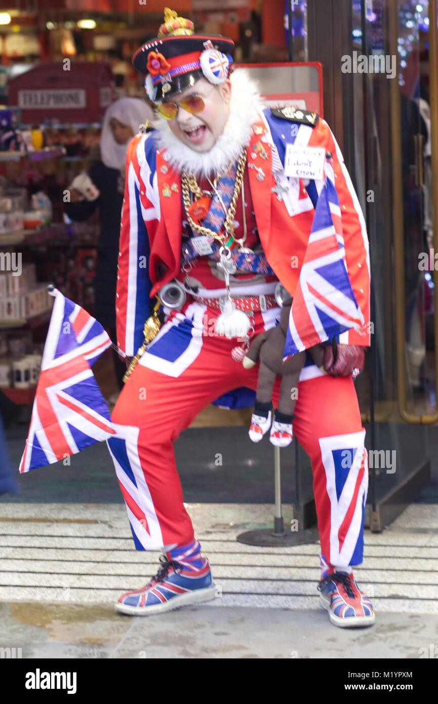 Mann in Union Jack Anzug, Schuhe angezogen und wehenden Fahnen rund um  Stockfotografie - Alamy