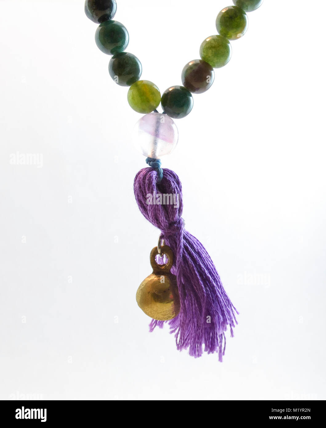 Schöne isoliert Jade Mala mit einem violetten Quaste, beten Perlen Stockfoto