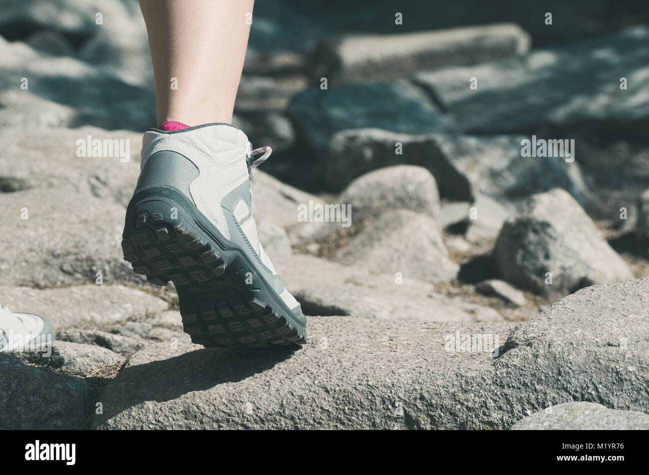 Wanderer Fuß Nahaufnahme auf dem Felsen von Hinten Stockfoto