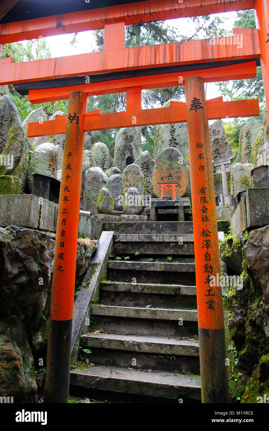 Japanischer Text carved in Steinen und roten Torri an Fushimi inari Schrein in Kyoto, Japan Stockfoto