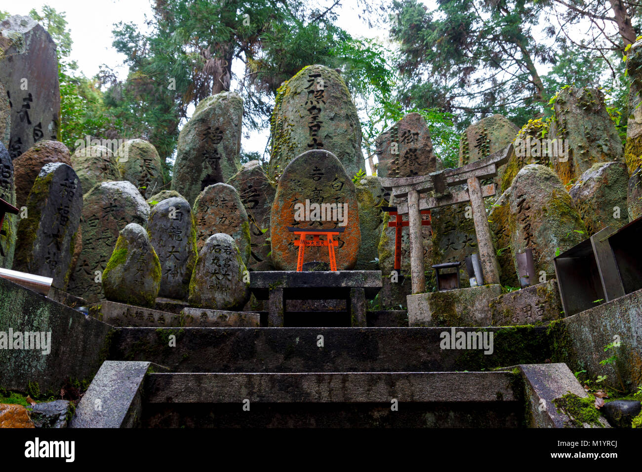Japanischer Text carved in Steinen am Fushimi inari Schrein in Kyoto, Japan Stockfoto