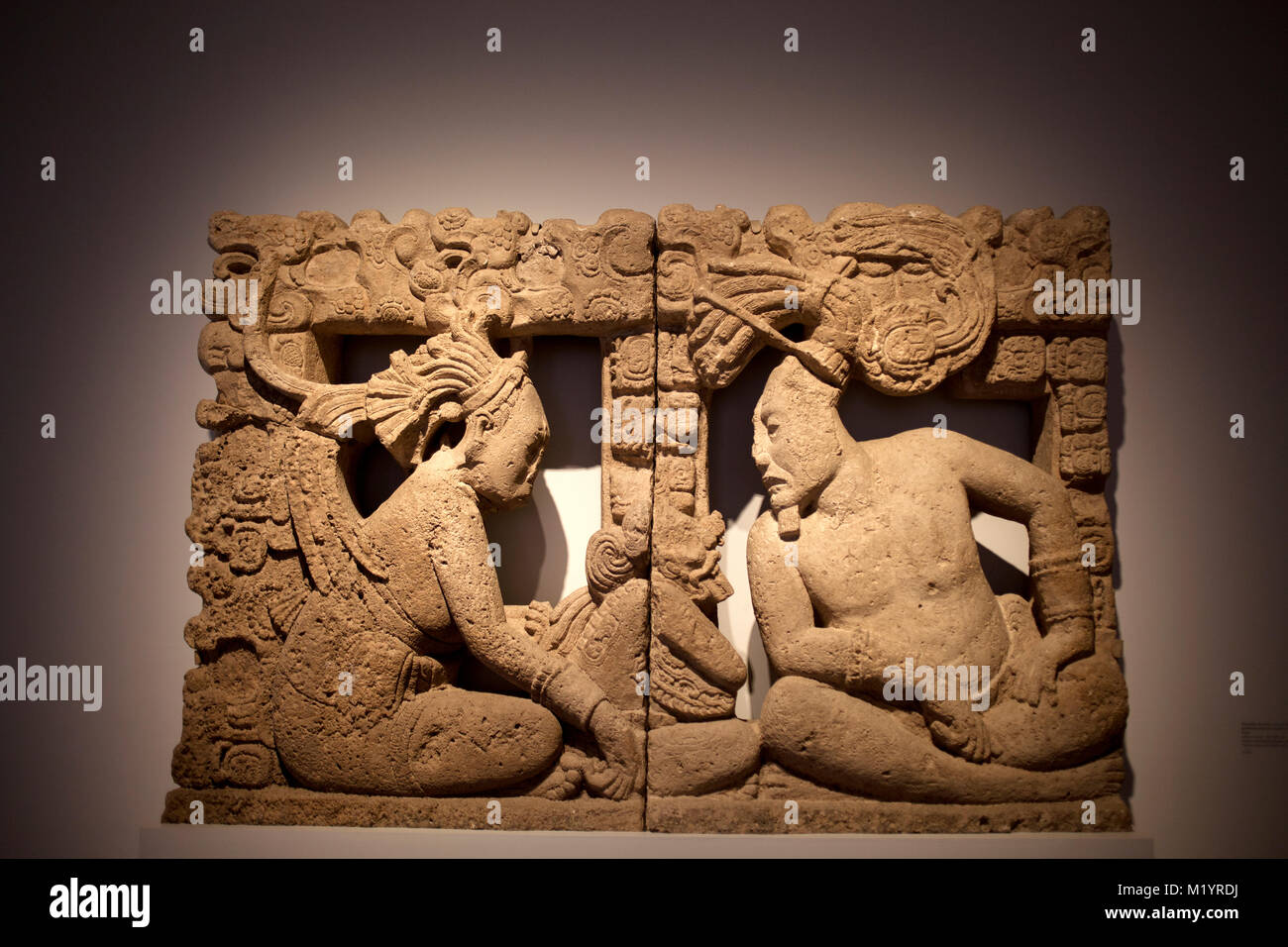 Eine Skulptur von zwei Mayans sitzen auf einem Stuhl ist im Museo Amparo angezeigt, in Puebla de los Angeles, Mexiko Stockfoto