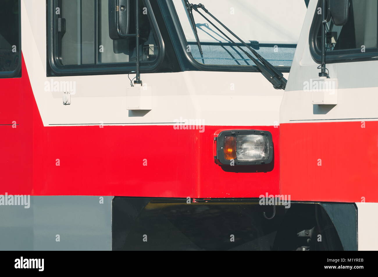 Rote und weiße Straßenbahn Closeup an einem sonnigen Tag Stockfoto