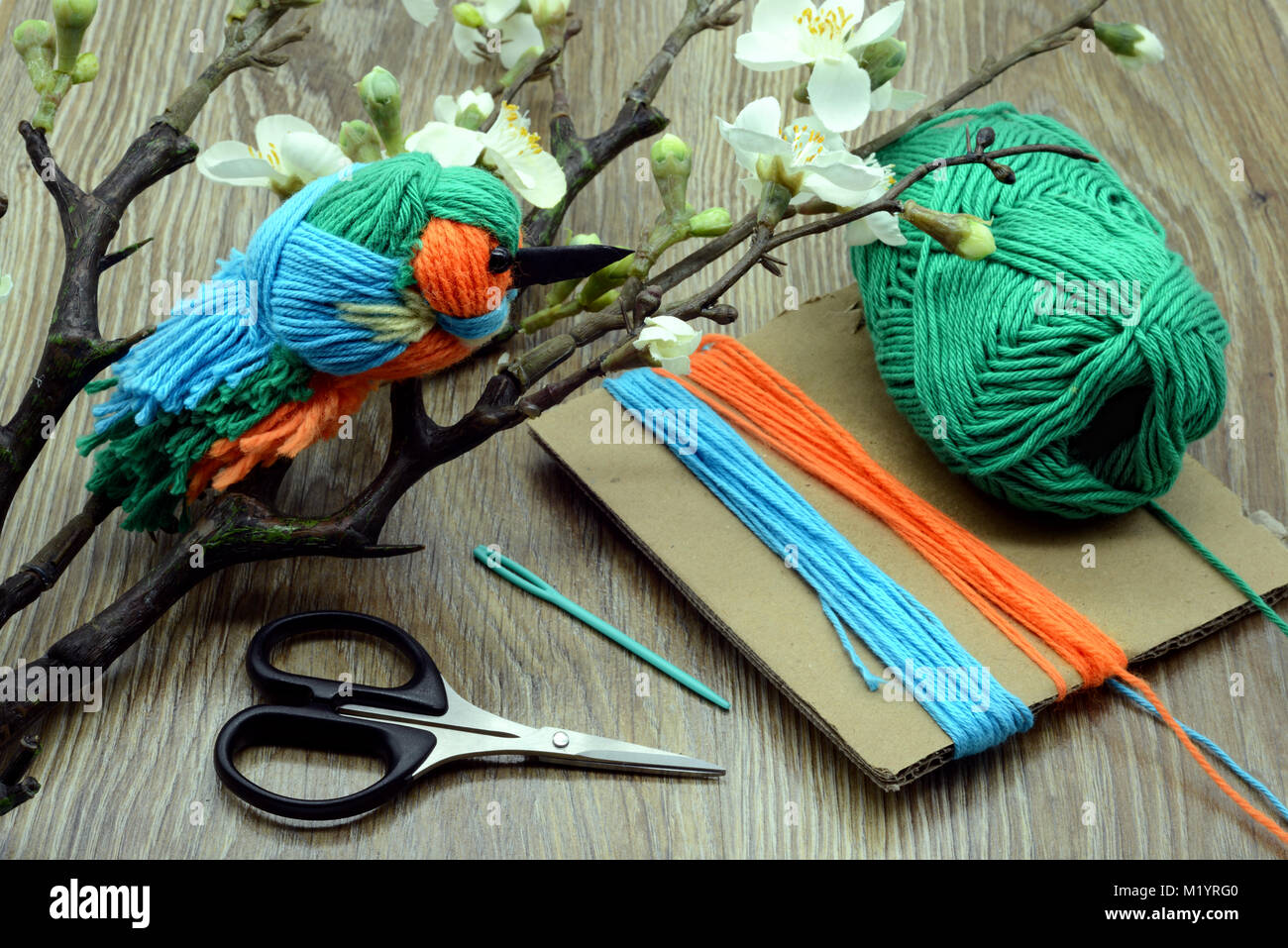 Kreative Utensilien Garn Vogel im Stil von Kingfisher zu erstellen. Kunststoff Augen und die Schere auf den Tisch. Stockfoto