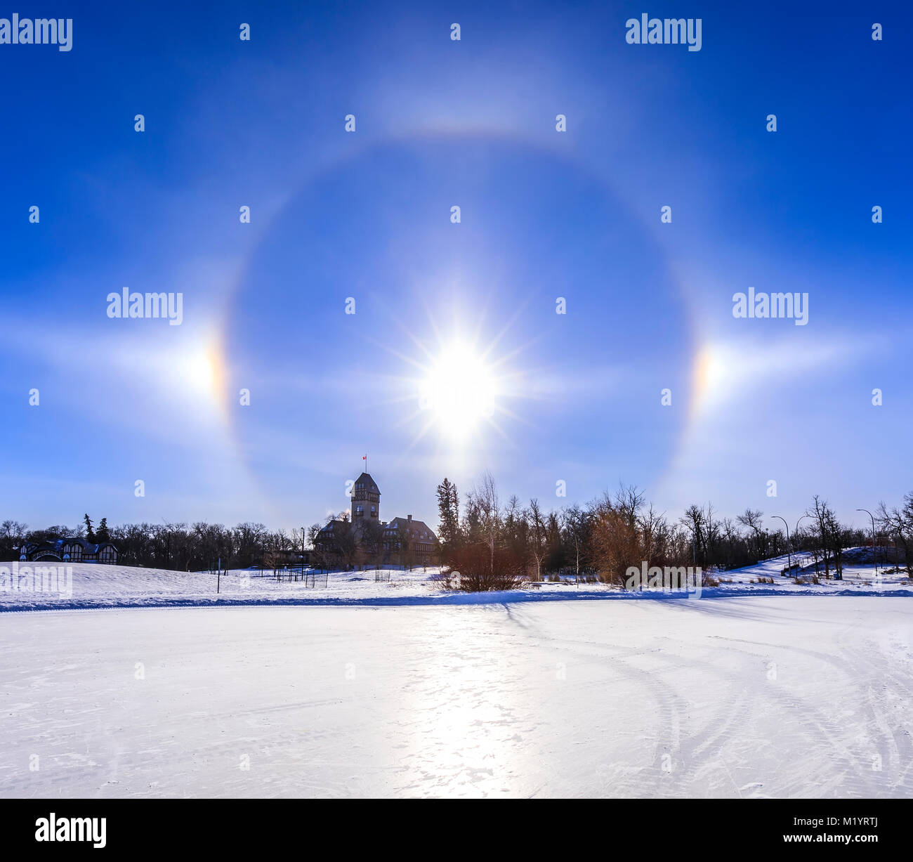 Sun Hunde mit Halo über Assiniboine Park, Winnipeg, Manitoba, Kanada. Stockfoto