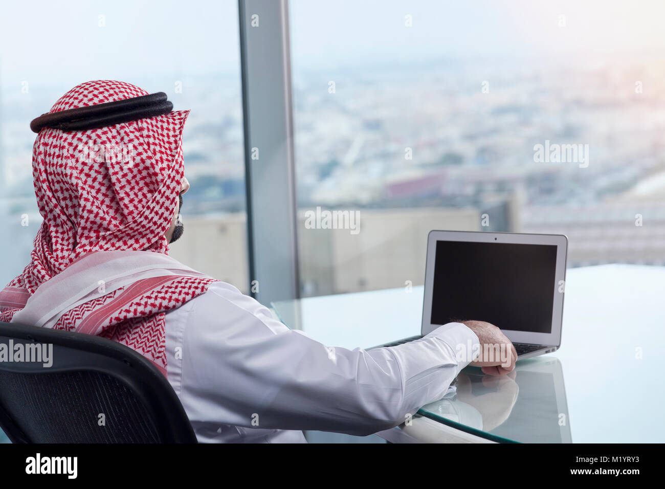 Saudi-arabischer Mann, Laptop, bei der Arbeit und Kontemplation Stockfoto
