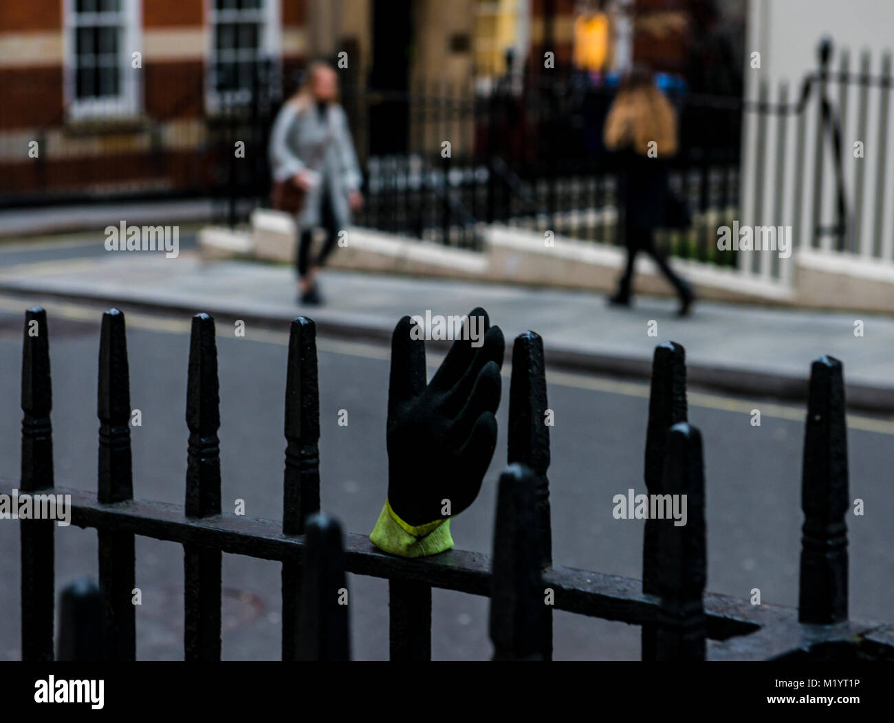Verlorene Handschuh auf Metall zaun Geländer, London, England Stockfoto