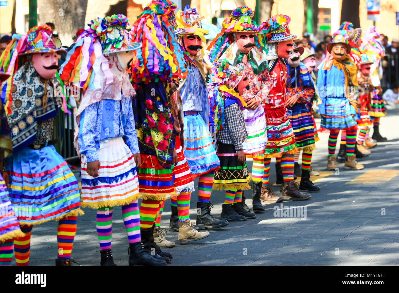 Horizontale Foto eines Karnevals Szene, Tänzer tragen eine traditionelle mexikanische Tracht und Maske reich in Farbe Stockfoto