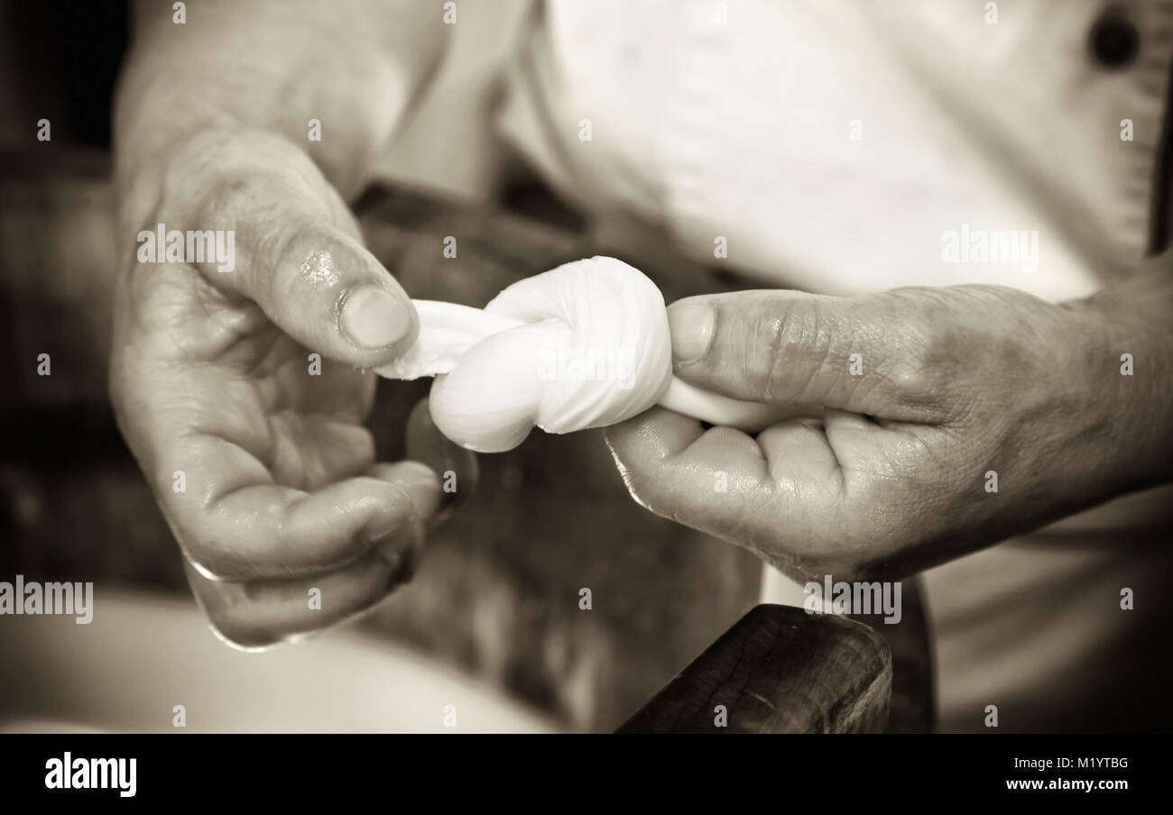 Vorbereitung Knoten Mozzarella in einem Restaurant. Stockfoto