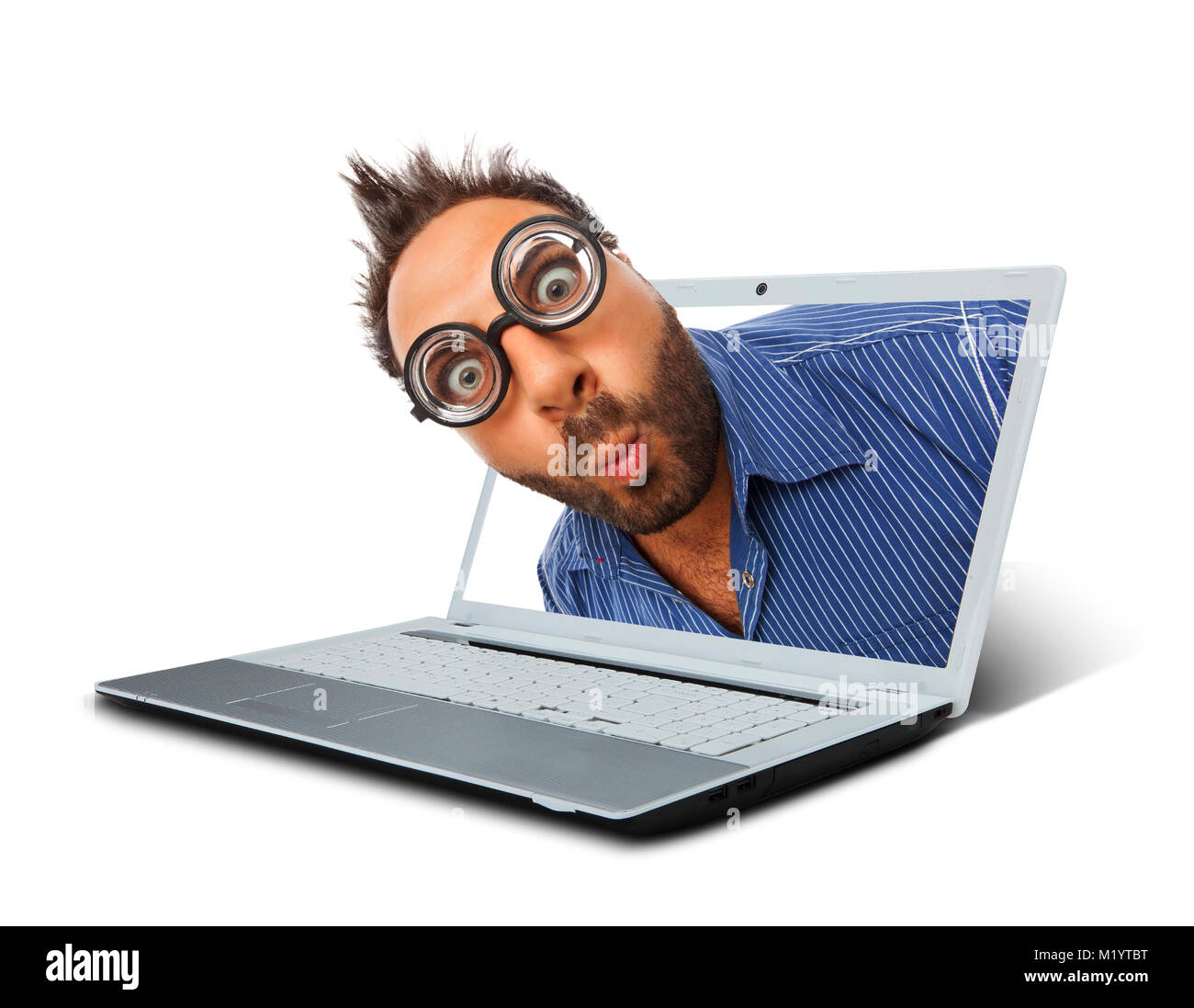 Mann mit einem überraschten Ausdruck in den Laptop auf weißem Hintergrund. Stockfoto