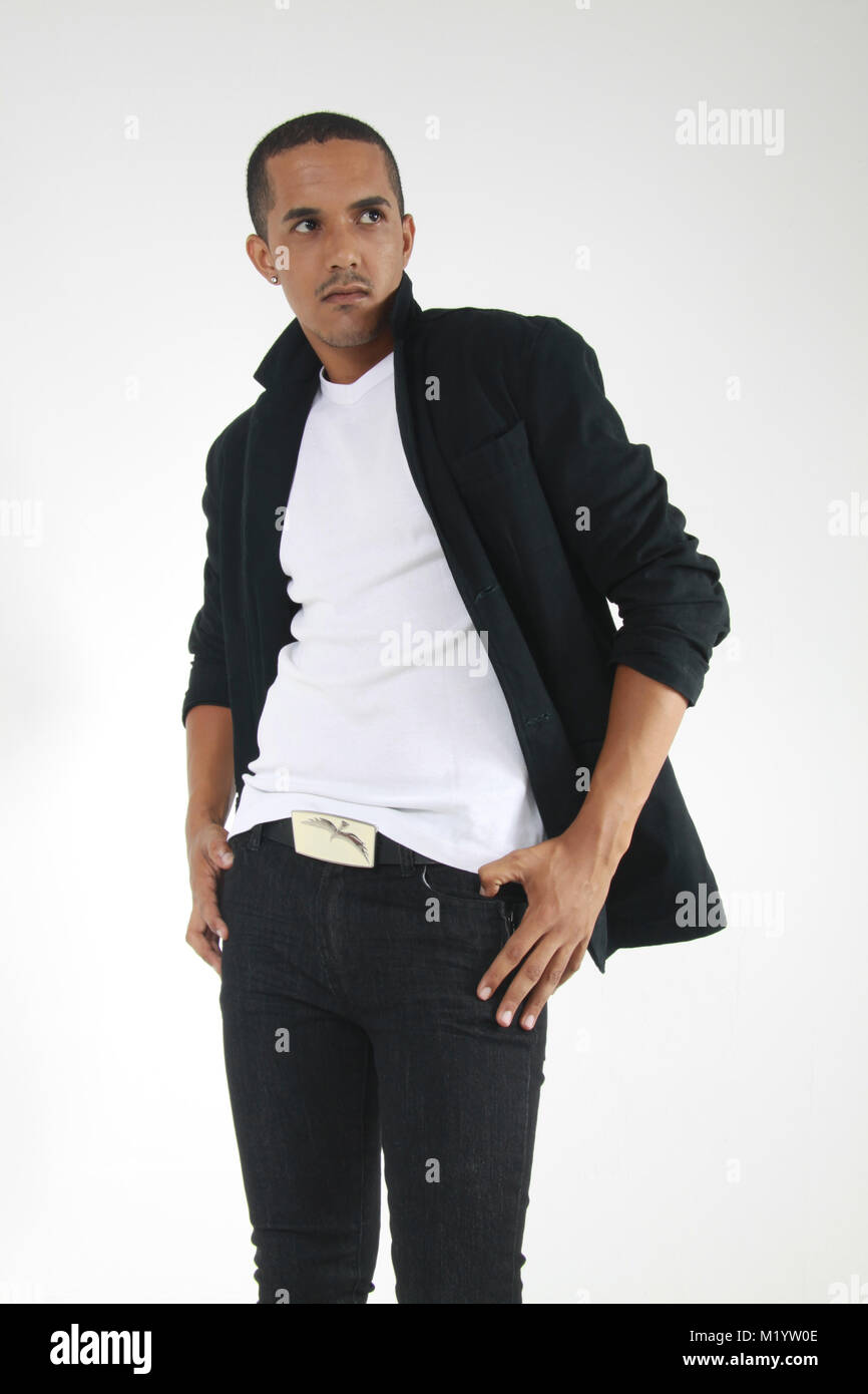 Ein gemischtes Rennen Mann in Schwarz und Weiß casual/formellen Outfit zu einem Thema auf einer isolierten Hintergrund starren Stockfoto