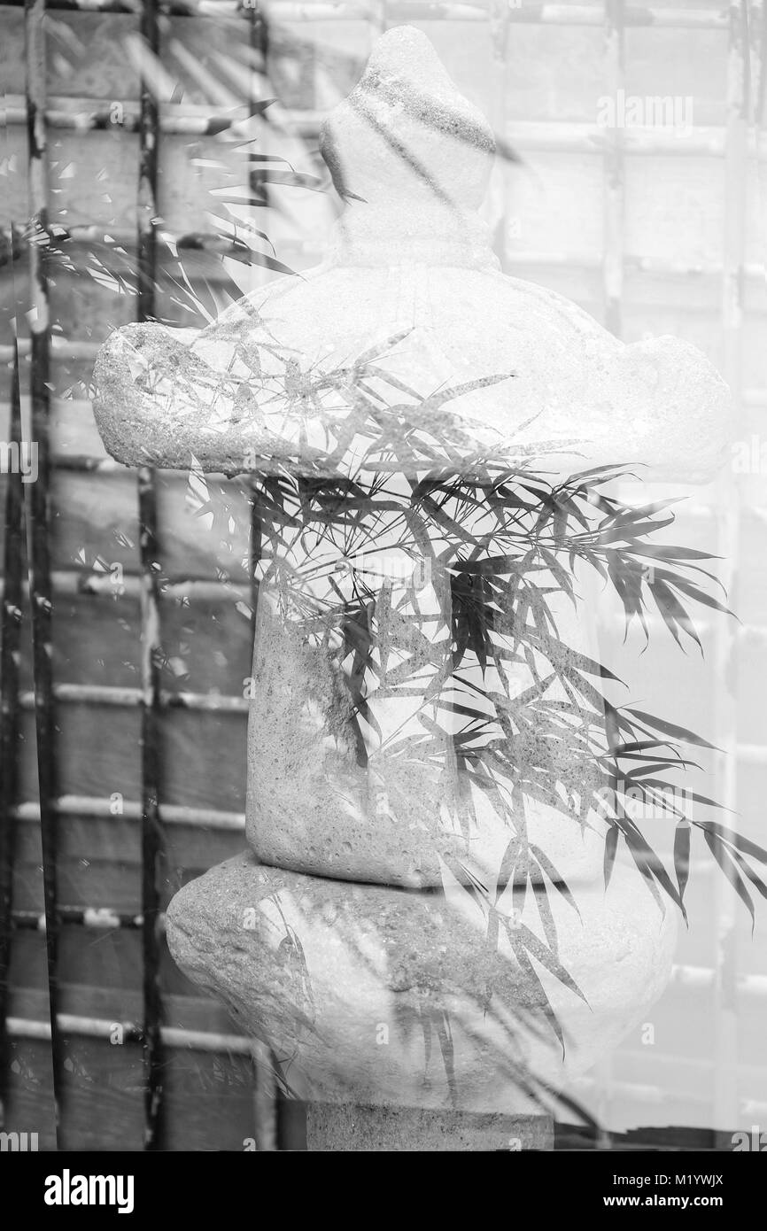 Double Exposure schwarz und weiß Bambus mit japanischen Lampe Stockfoto