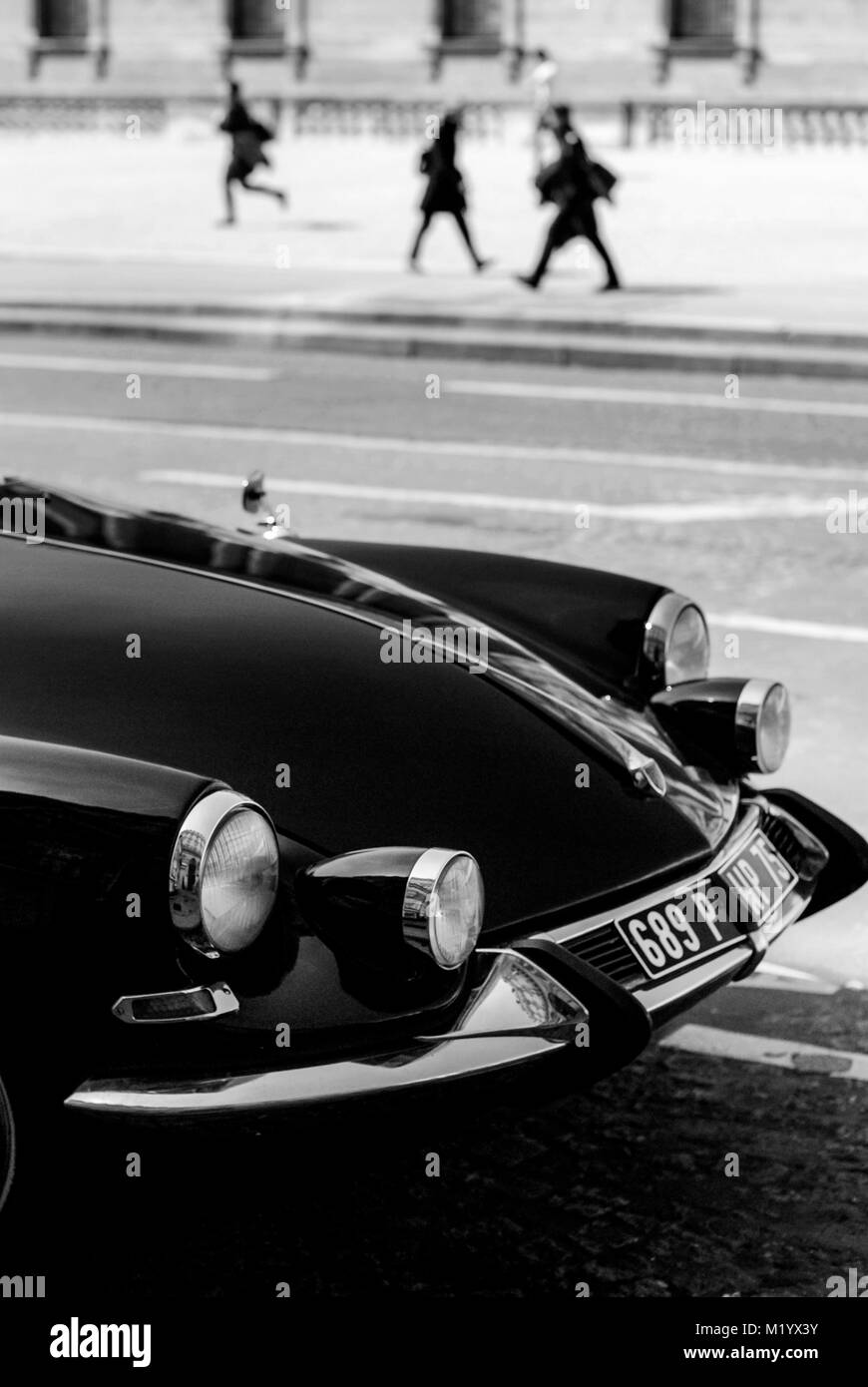 PARIS FRANKREICH - PARIS AUTO - CITROEN DS mit FUSSGÄNGERN SILHOUETTE IN DER NÄHE VON LOUVRE - FRANZÖSISCHE VINTAGE - FRANZÖSISCHE AUTO - CITROEN DS © Frédéric BEAUMONT Stockfoto