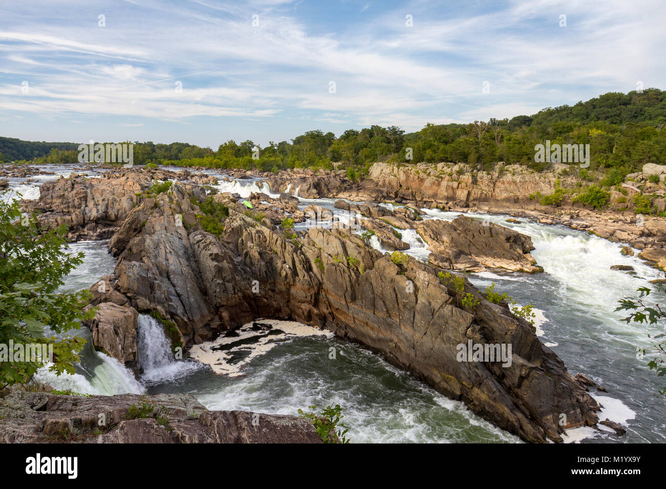 Ein Paddler über einen Wasserfall schnelle Auf der Great Falls, Virginia, United States. Stockfoto