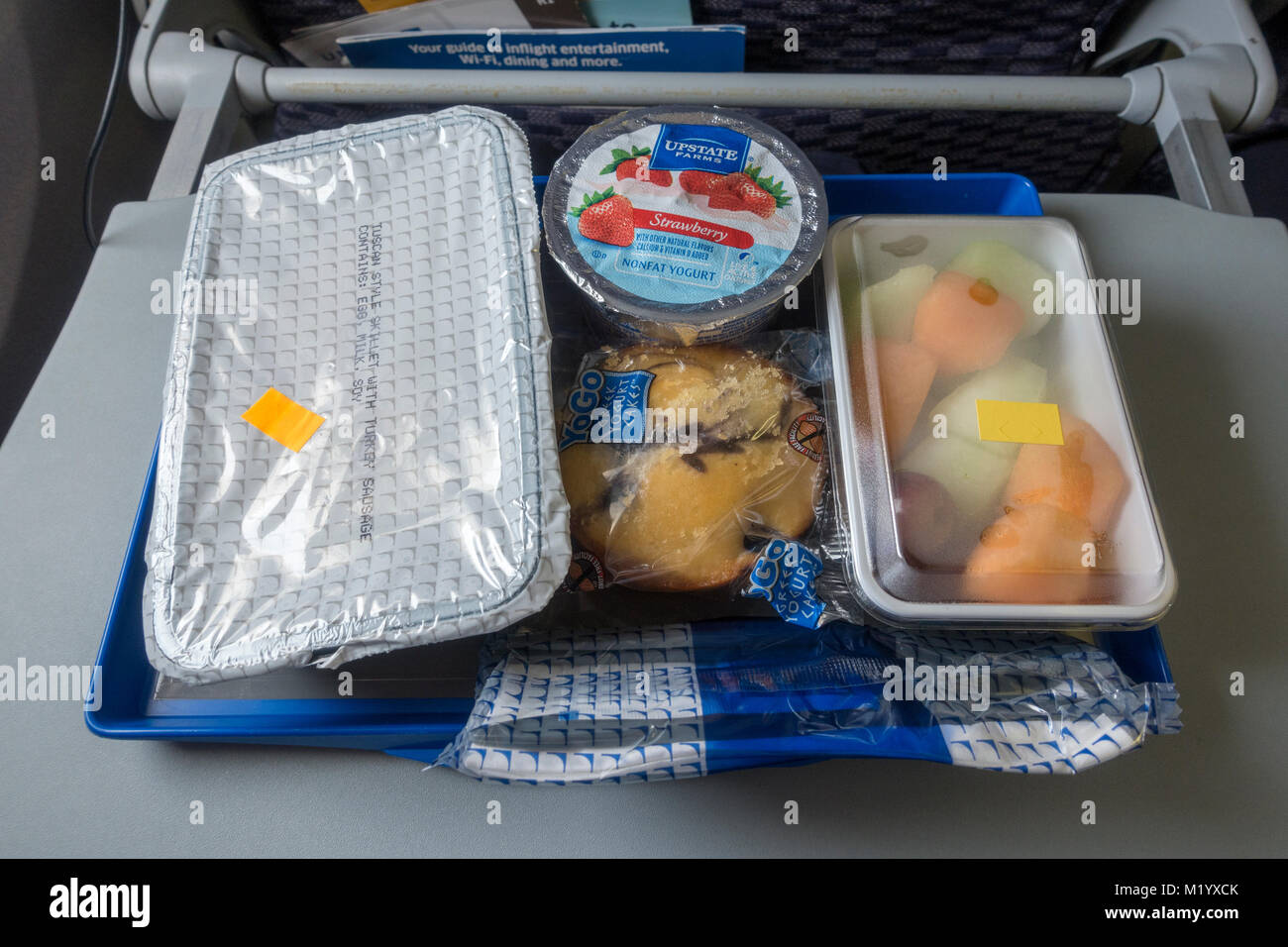 Eine typische United airline Wirtschaft (Frühstück) Mahlzeit serviert auf einem transatlantischen Flug zwischen den USA und Großbritannien. Stockfoto