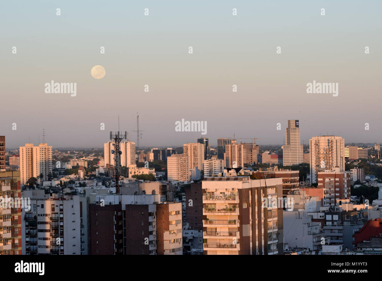 Buenos Aires/Argentinien - 01-02-2018: Vollmond über Belgrano und Saavedra Viertel von Buenos Aires, Argentinien Stockfoto